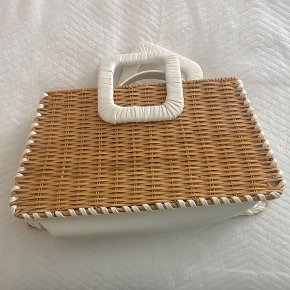 White and Tan Woven Handbag - Picture 2 of 7
